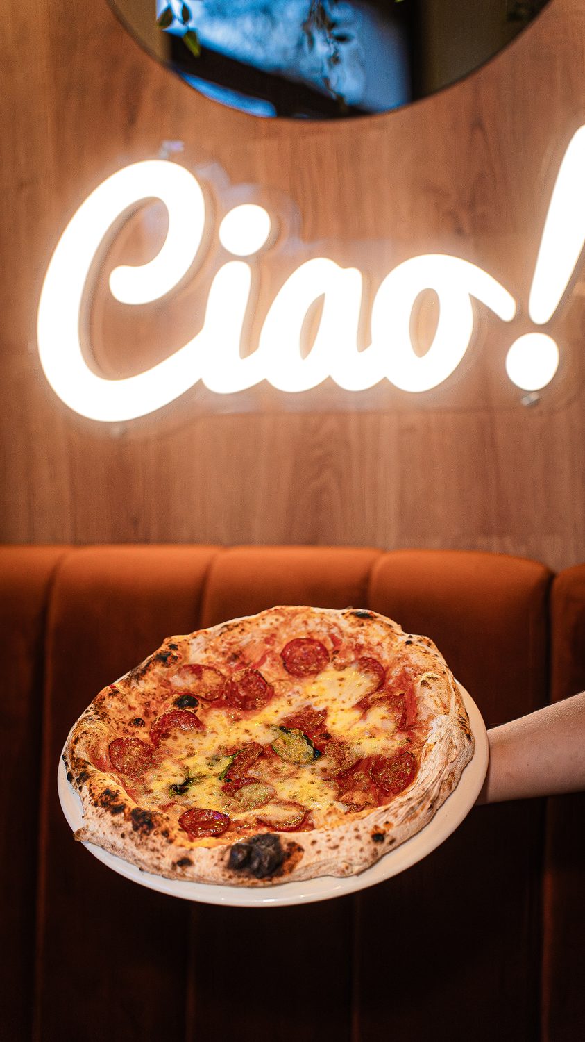 Pizza pepperoni pod neonem Ciao!